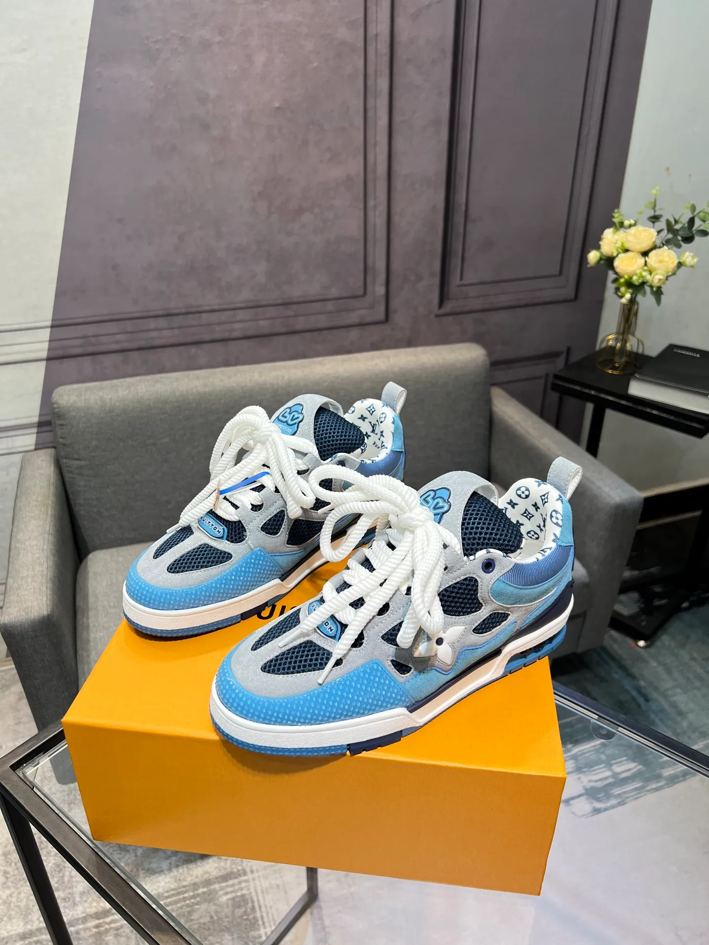 Men's men's shoes💰800 LV top version new style purchasing quality LV~Louis Vuitton LV TRAINER's best-looking sneakers, donkey brand strongly promotes new products, official website limited edition retro basketball sneakers! Both high-top and low-top models spent money to purchase 1:1 accurate reproductions of the originals. The details are invincible and full of sincerity. The imported custom-made original cowhide leather is the same as the original package. The details are 100% restored. The private model customizes the original one-piece TPU outsole. It is different from other brands. Without the original version, this effect cannot be achieved!                Men's and women's models 35-40 39-45 (46 is custom-made and cannot be returned or exchanged)